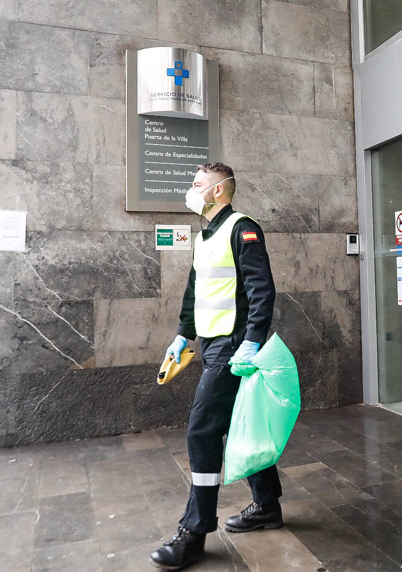 Noventa miembros de la Unidad Militar de Emergencias (UME) centran sus esfuerzos este sábado en la desinfección y limpieza de varios centros de salud de Asturias para prevenir la expansión del coroavirus. 