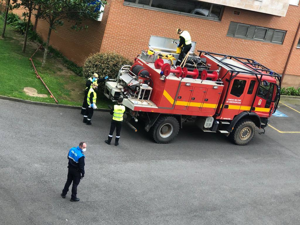 Noventa miembros de la Unidad Militar de Emergencias (UME) centran sus esfuerzos este sábado en la desinfección y limpieza de varios centros de salud de Asturias para prevenir la expansión del coroavirus. 