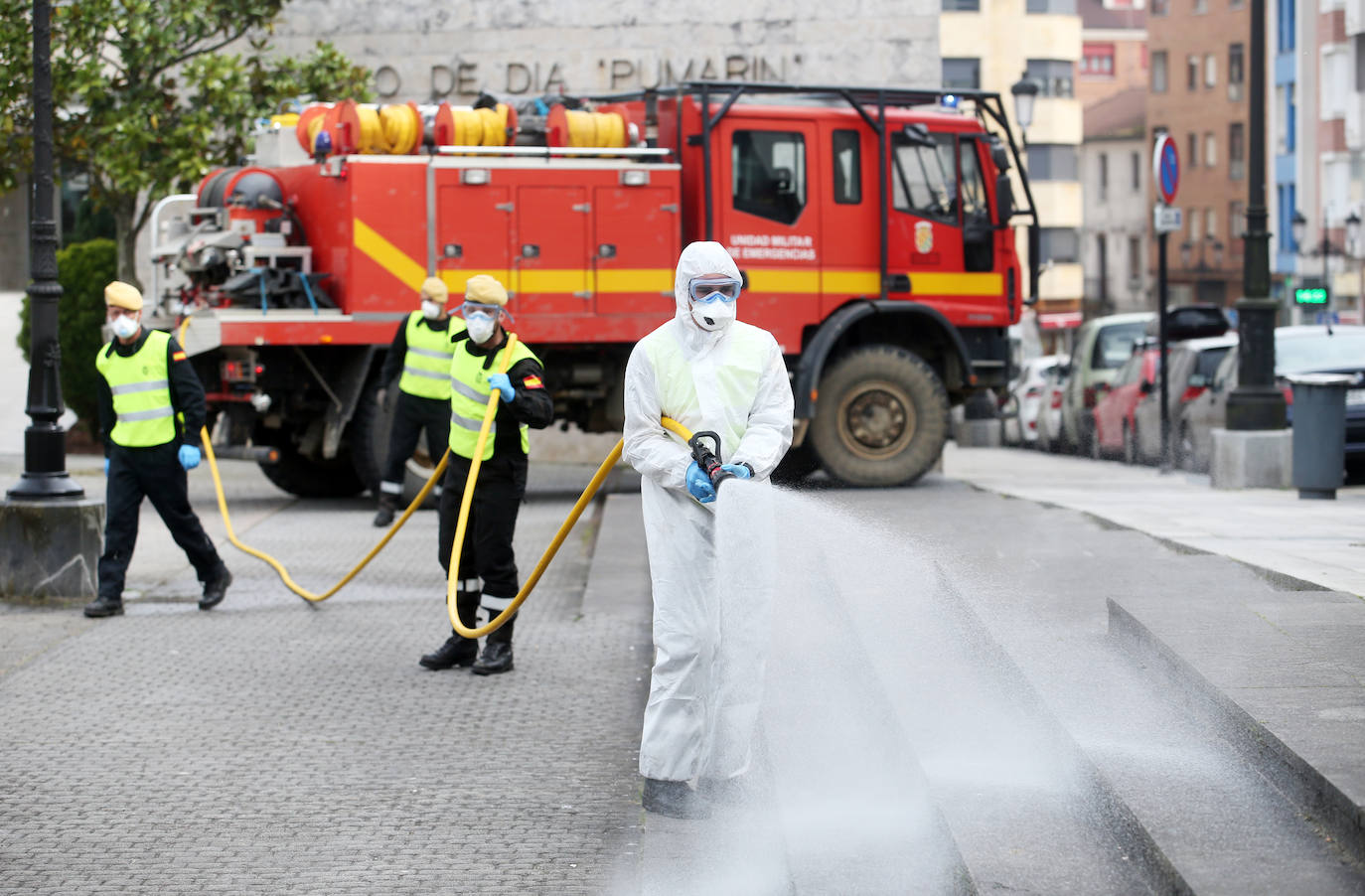 Noventa miembros de la Unidad Militar de Emergencias (UME) centran sus esfuerzos este sábado en la desinfección y limpieza de varios centros de salud de Asturias para prevenir la expansión del coroavirus. 