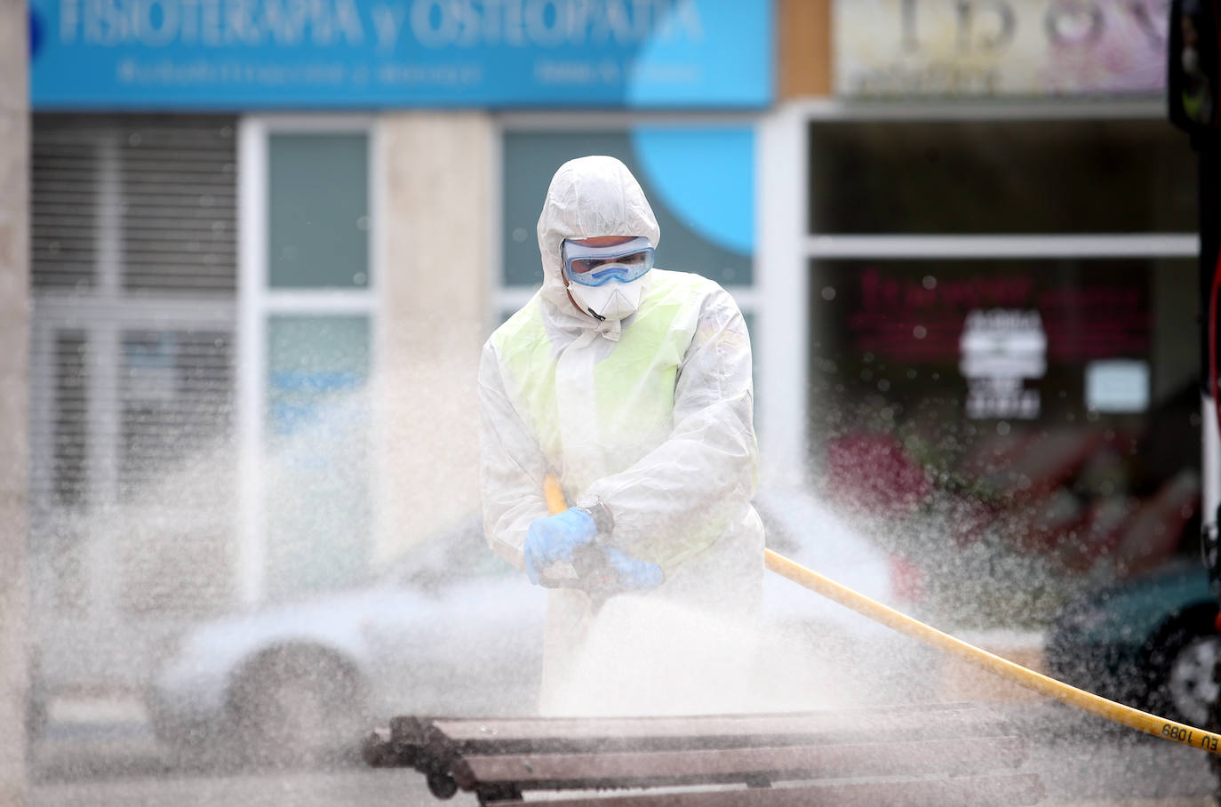 Noventa miembros de la Unidad Militar de Emergencias (UME) centran sus esfuerzos este sábado en la desinfección y limpieza de varios centros de salud de Asturias para prevenir la expansión del coroavirus. 