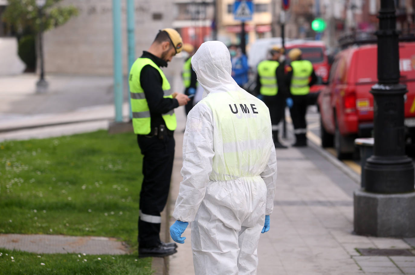 Noventa miembros de la Unidad Militar de Emergencias (UME) centran sus esfuerzos este sábado en la desinfección y limpieza de varios centros de salud de Asturias para prevenir la expansión del coroavirus. 