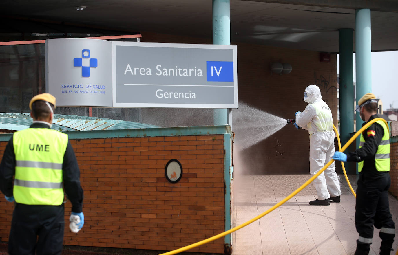Noventa miembros de la Unidad Militar de Emergencias (UME) centran sus esfuerzos este sábado en la desinfección y limpieza de varios centros de salud de Asturias para prevenir la expansión del coroavirus. 