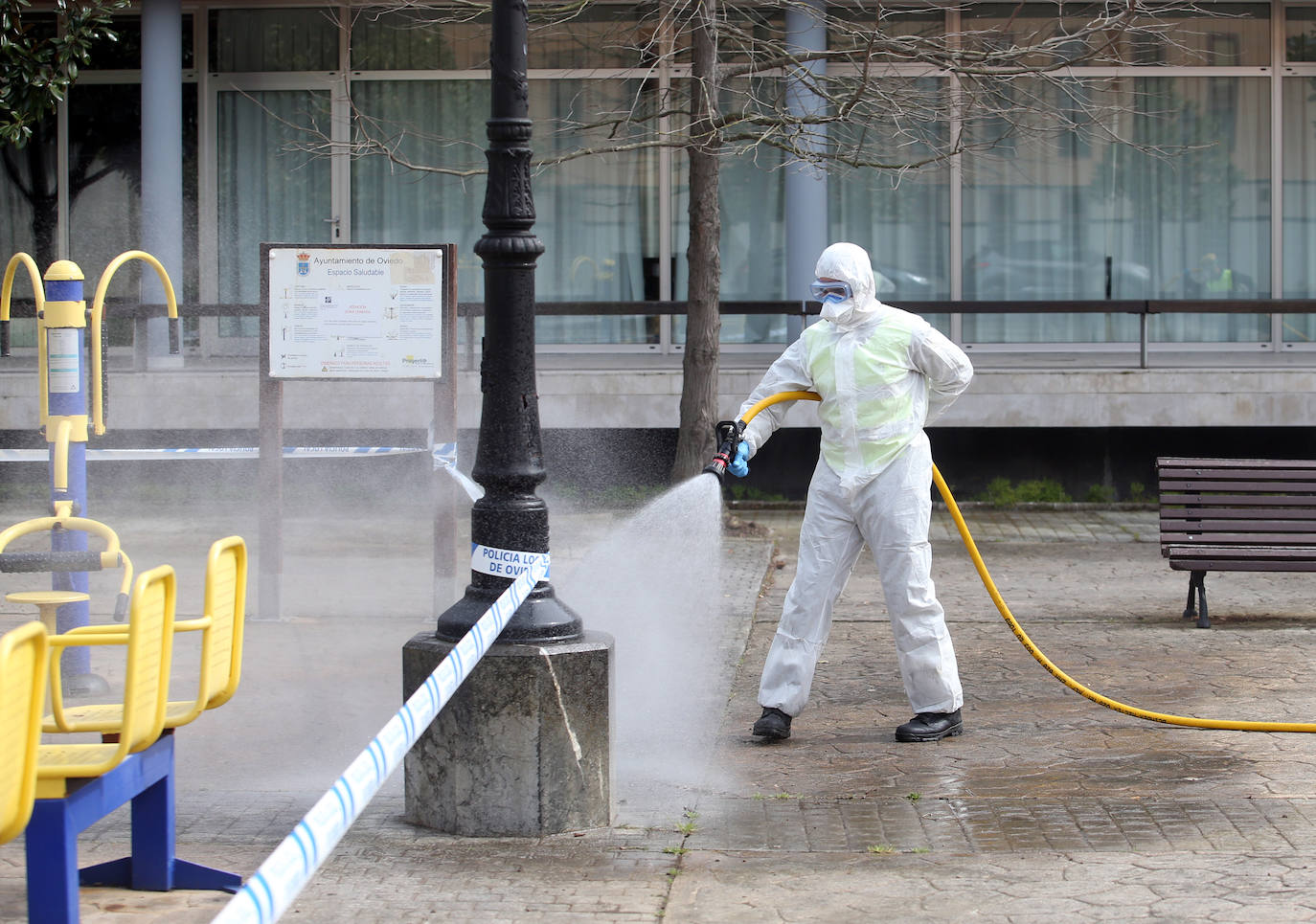 Noventa miembros de la Unidad Militar de Emergencias (UME) centran sus esfuerzos este sábado en la desinfección y limpieza de varios centros de salud de Asturias para prevenir la expansión del coroavirus. 