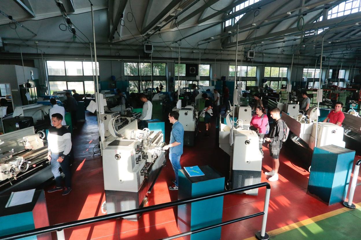 Talleres de mecanizado del centro de FP de la Laboral, en Gijón. 