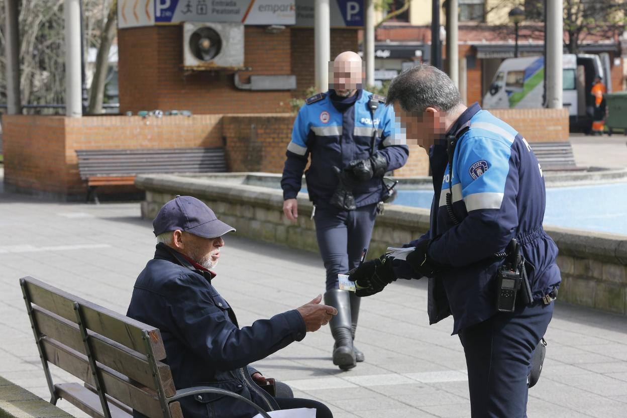 Agentes de Policía Local sancionan a un hombre. 