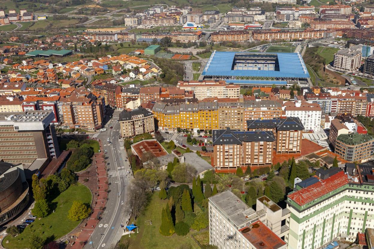 Vista aérea del antiguo Hospital Universitario Central de Asturias y del campus de la Universidad, en el ámbito de El Cristo-Buenavista. 