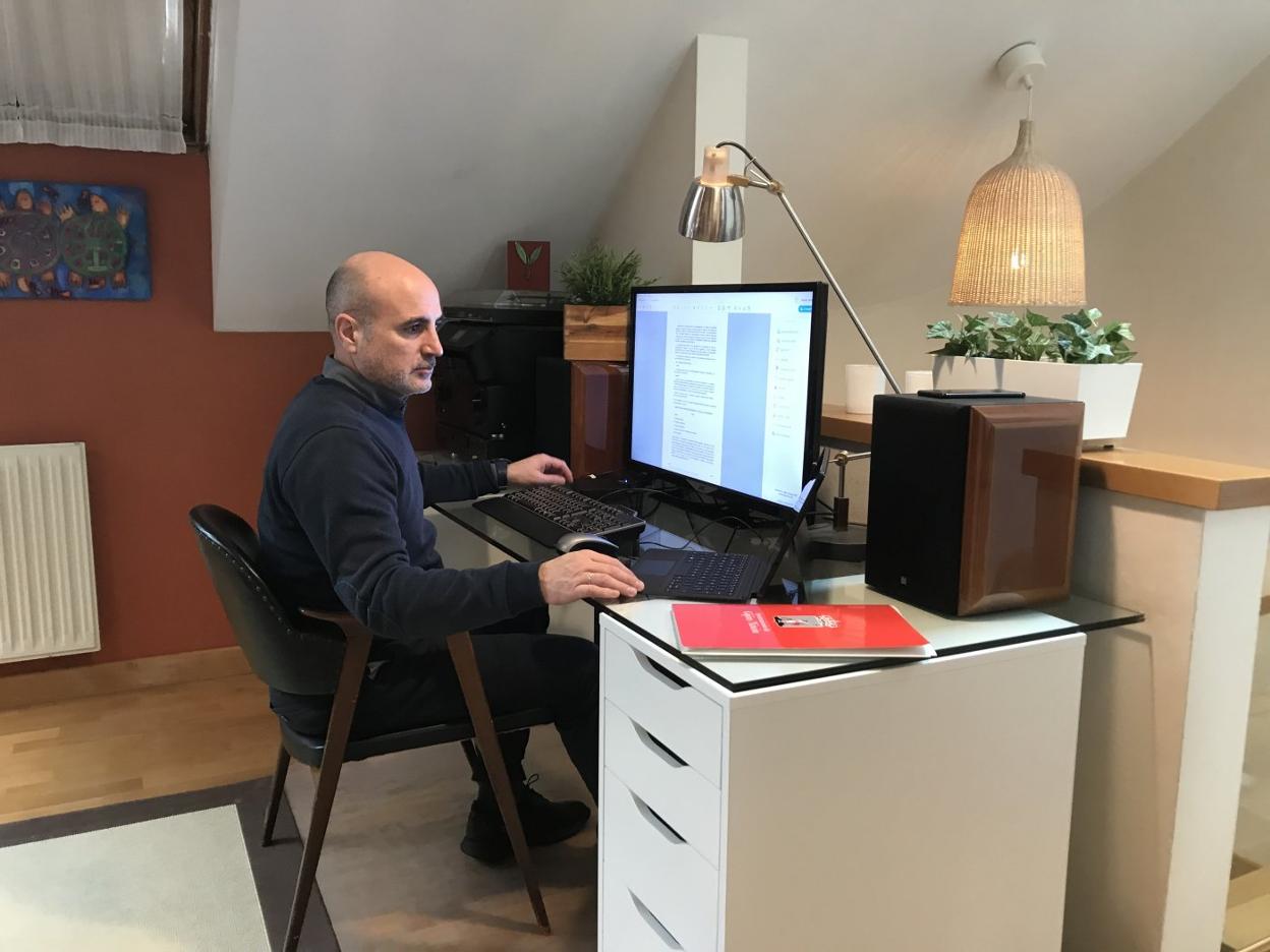 Gonzalo Canga, trabajando desde su domicilio como consecuencia del confinamiento por el estado de alarma. 
