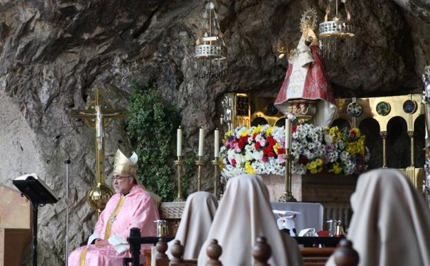 El arzobispo, durante la misa ante la imagen de la Santina.