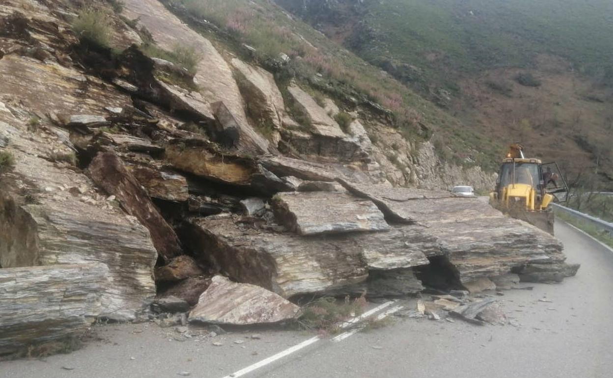 Habilitarán un carril de la carretera del Pozo, en Ibias, cortada por un argayo