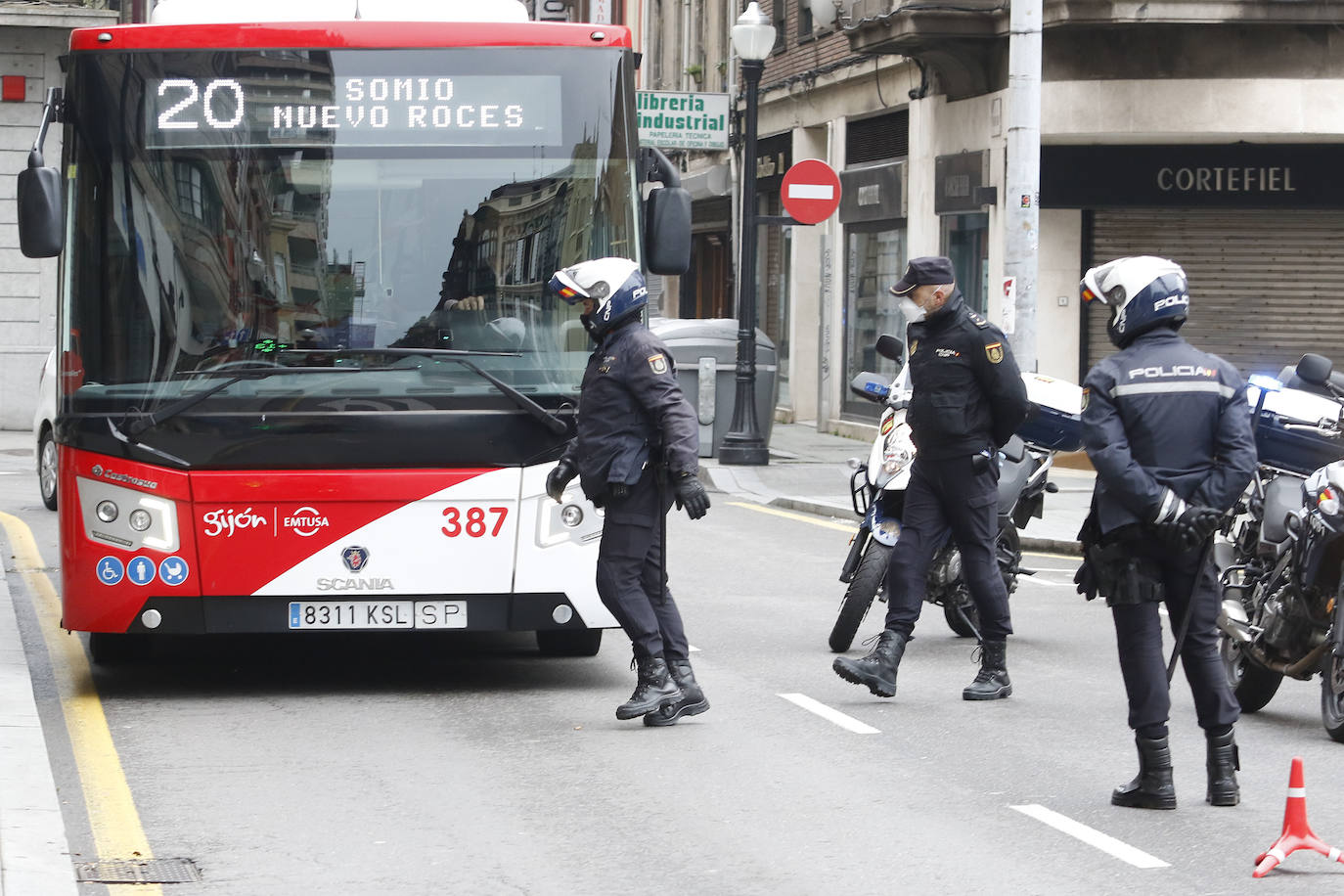 Las limitaciones en los desplazamientos durante el estado de alarma por el coronavirus son claras: solo se permite romper el confinamiento en las casas si hay una razón justificada