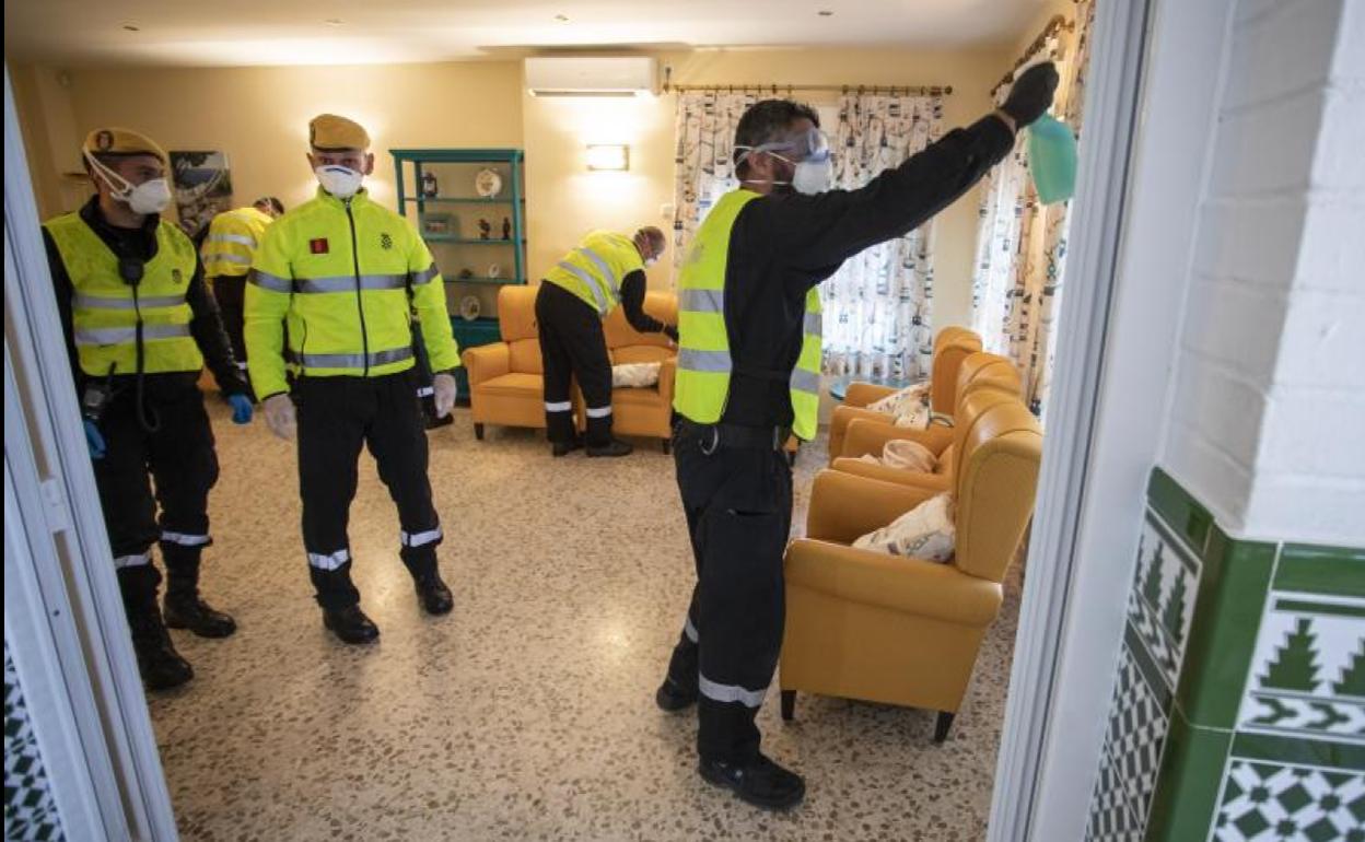 La Unidad Militar de Emergencias (UME) desinfecta la residencia de ancianos de Virgen del Rocio de Huelva.