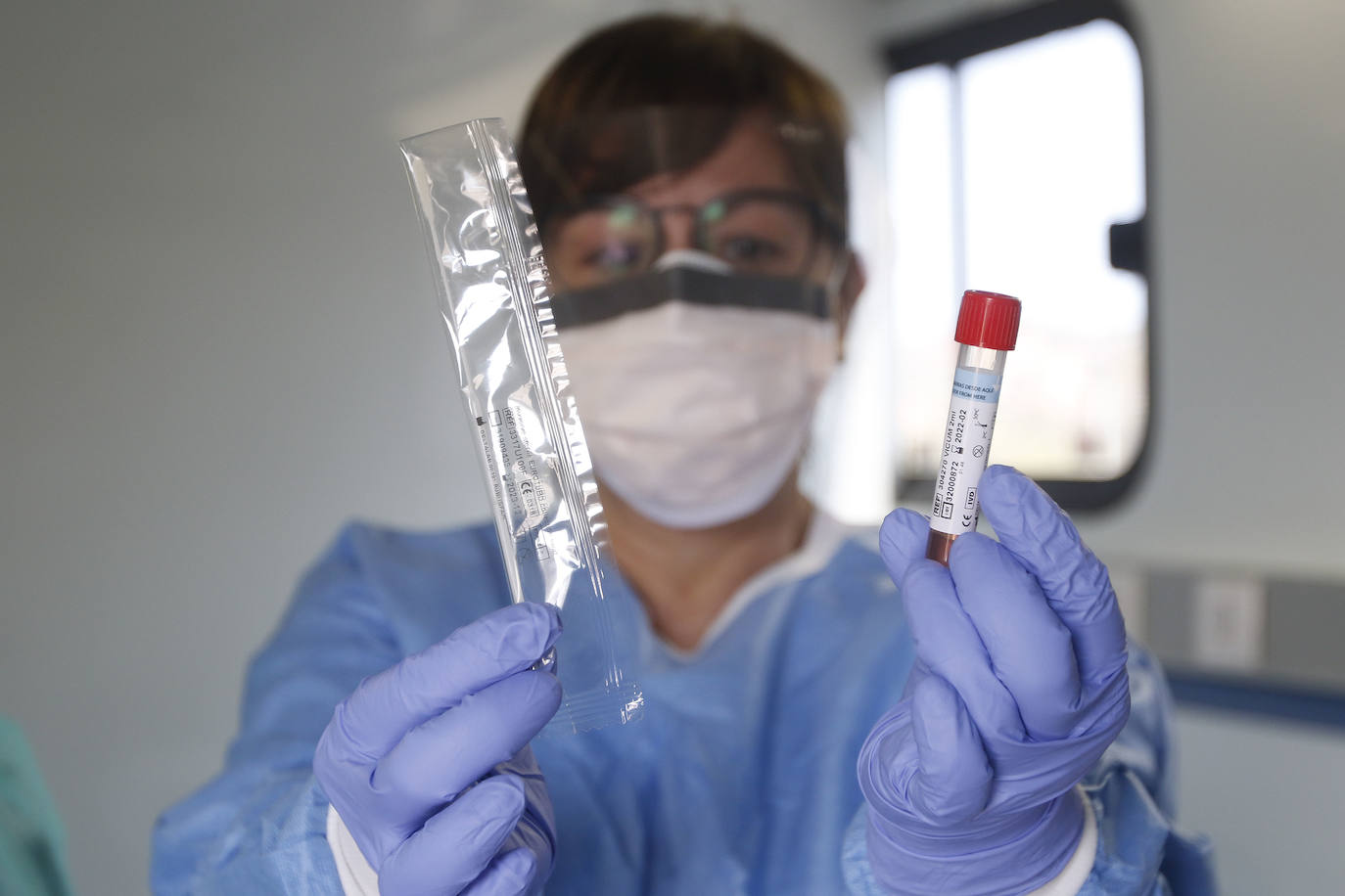 El Servicio de Salud del Principado de Asturias (Sespa) ha comenzado en el Hospital de Cabueñes las pruebas de detección de coronavirus en personal hospitalario. Las tomas de muestras se llevan a cabo en la unidad de apoyo logístico y sanitario instalada en el parking próximo a la entrada de urgencias. El personal ha sido citado vía telefónica, comenzando por los trabajadores que se encontraban en cuarentena. A lo largo de este martes y del miércoles se realizarán las pruebas a los trabajadores del Hospital San Agustín y del Hospital Universitario Central de Asturias (HUCA). 