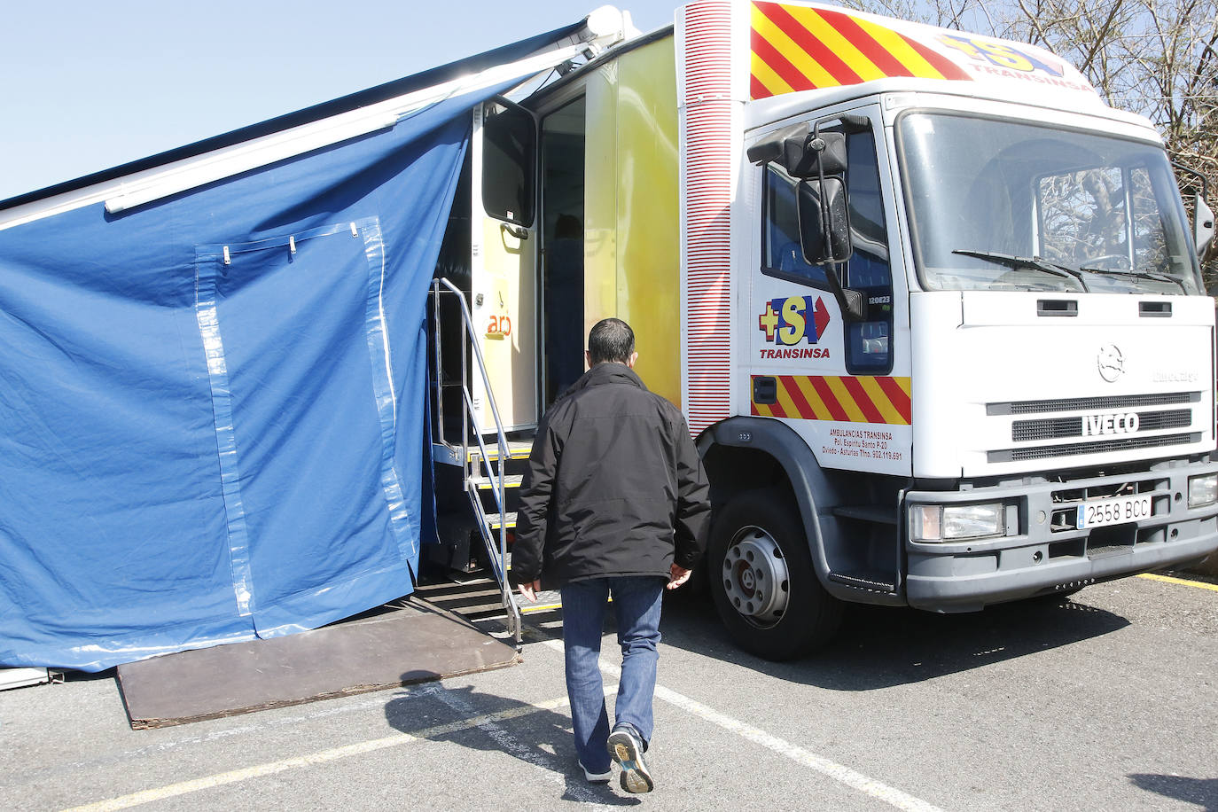 El Servicio de Salud del Principado de Asturias (Sespa) ha comenzado en el Hospital de Cabueñes las pruebas de detección de coronavirus en personal hospitalario. Las tomas de muestras se llevan a cabo en la unidad de apoyo logístico y sanitario instalada en el parking próximo a la entrada de urgencias. El personal ha sido citado vía telefónica, comenzando por los trabajadores que se encontraban en cuarentena. A lo largo de este martes y del miércoles se realizarán las pruebas a los trabajadores del Hospital San Agustín y del Hospital Universitario Central de Asturias (HUCA). 