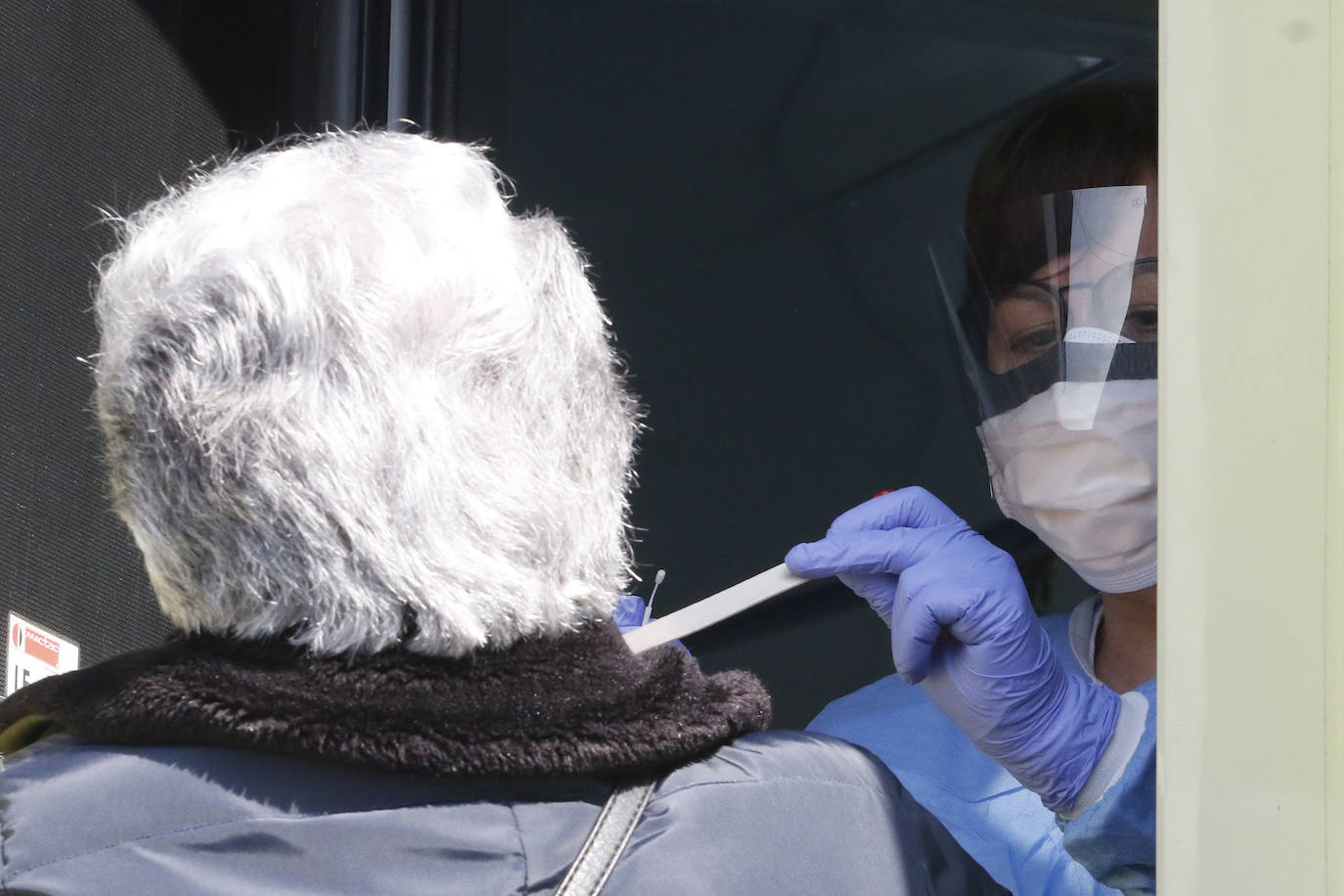 El Servicio de Salud del Principado de Asturias (Sespa) ha comenzado en el Hospital de Cabueñes las pruebas de detección de coronavirus en personal hospitalario. Las tomas de muestras se llevan a cabo en la unidad de apoyo logístico y sanitario instalada en el parking próximo a la entrada de urgencias. El personal ha sido citado vía telefónica, comenzando por los trabajadores que se encontraban en cuarentena. A lo largo de este martes y del miércoles se realizarán las pruebas a los trabajadores del Hospital San Agustín y del Hospital Universitario Central de Asturias (HUCA). 