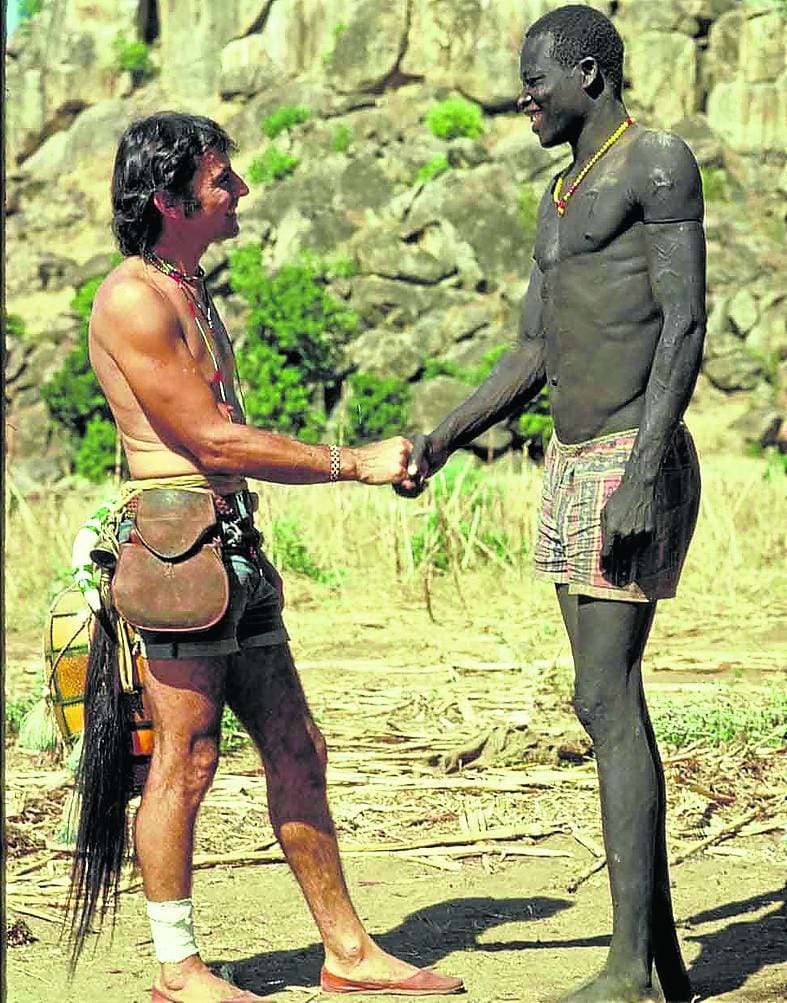 Antonio Cores estrecha la mano de un miembro de la tribu Nuba, en Sudán, en 1976. 