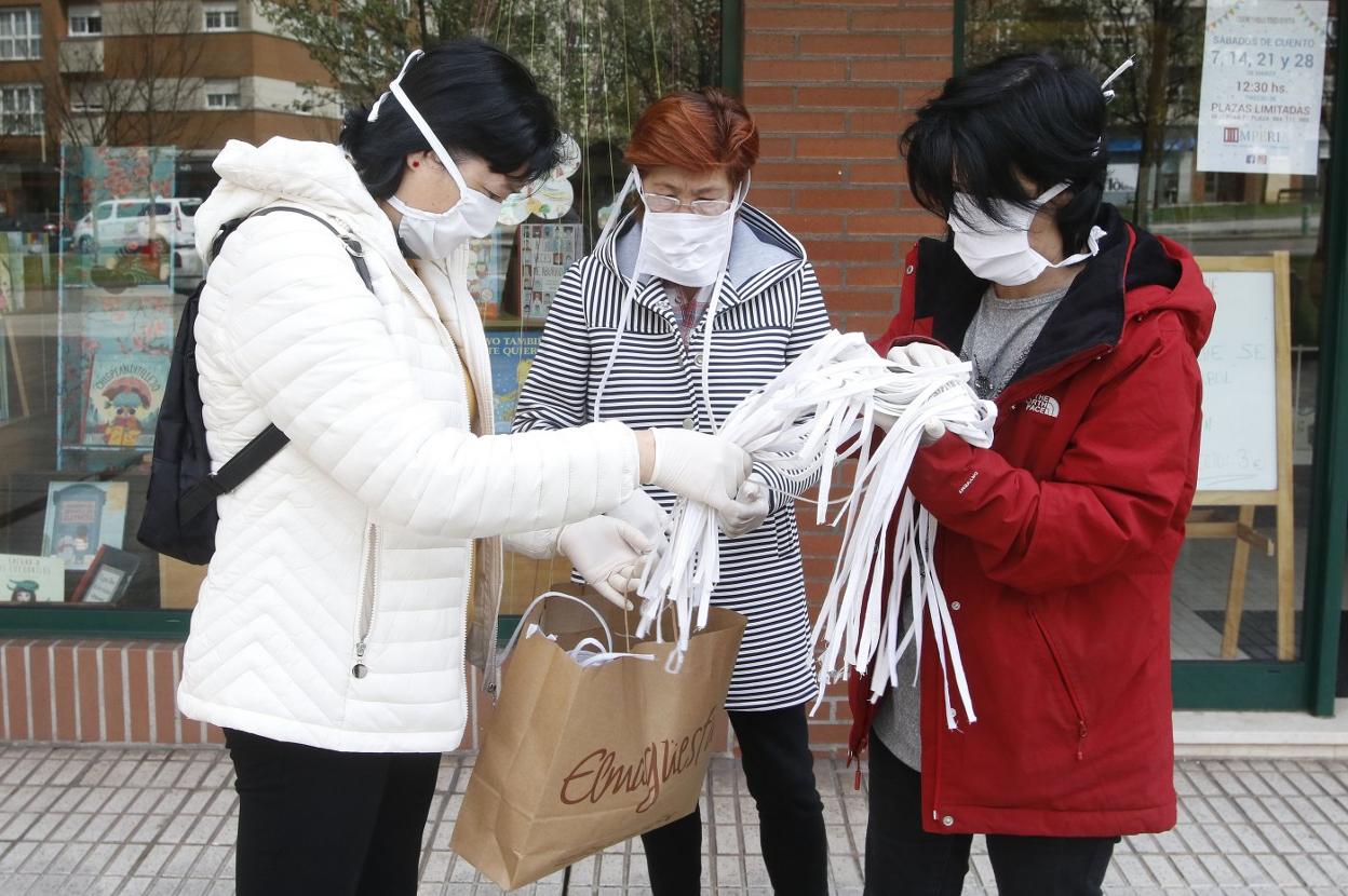 Pilar y Loli entregan las mascarillas a su amiga, Ana Fernández. 