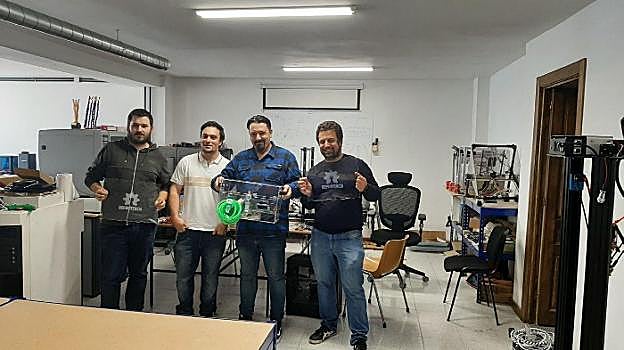 Los ingenieros asturianos Bartolomé López, Juan María Piñera, Marcos Castillo y Carlos Moreno-Luque, con el prototipo de respirador mecánico impreso en 3D. 