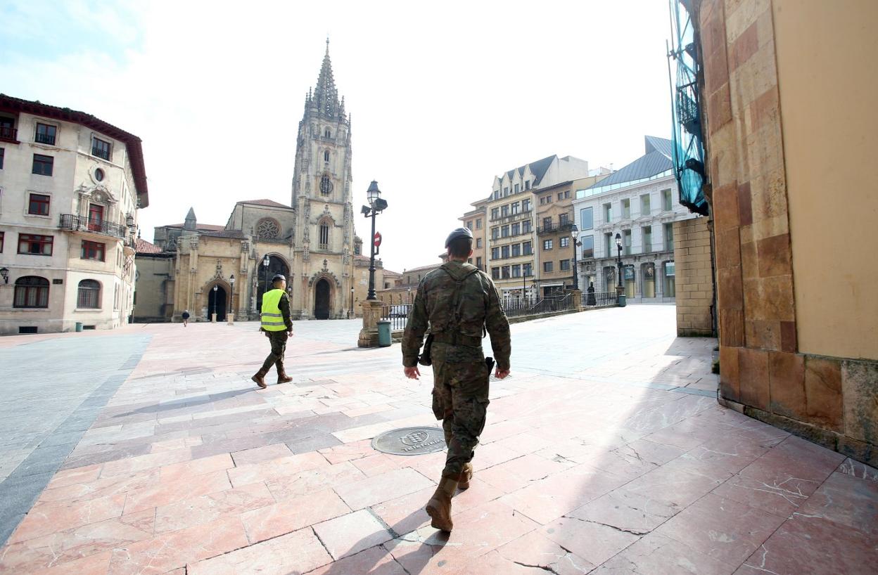 Dos miembros del Regimiento Príncipe, ayer, patrullando las calles del Oviedo Antiguo, frente a la plaza de la Catedral. 