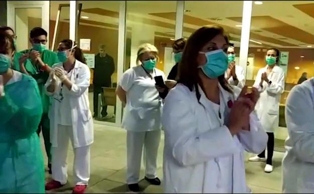 Vídeo | Continúan las muestras de agradecimiento a los sanitarios de Asturias