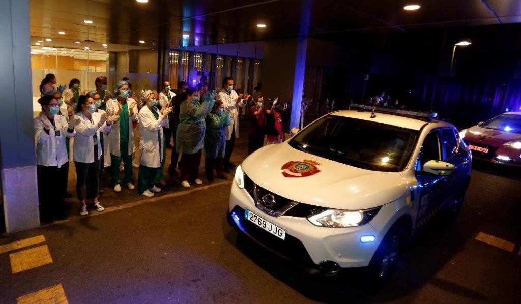 A las 20 horas, como sucede a diario, los profesionales de la sanidad recibieron el reconocimiento de los ciudadanos, así como de la Policía y ambulancias.