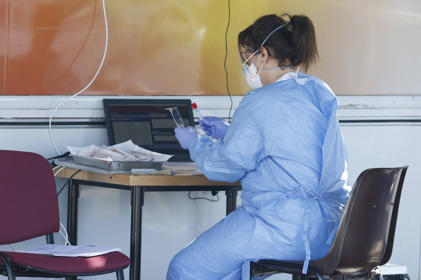Los sospechosos de haber contraído el Covid-19 llegan en coche hasta el exterior del complejo hospitalario, donde personal del laboratorio les toma una muestra sin necesidad de que se bajen del vehículo.