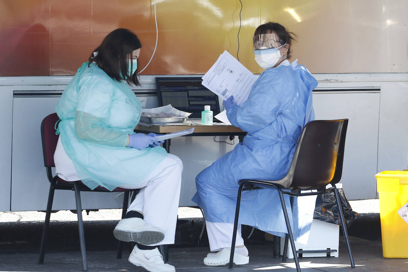 Los sospechosos de haber contraído el Covid-19 llegan en coche hasta el exterior del complejo hospitalario, donde personal del laboratorio les toma una muestra sin necesidad de que se bajen del vehículo.