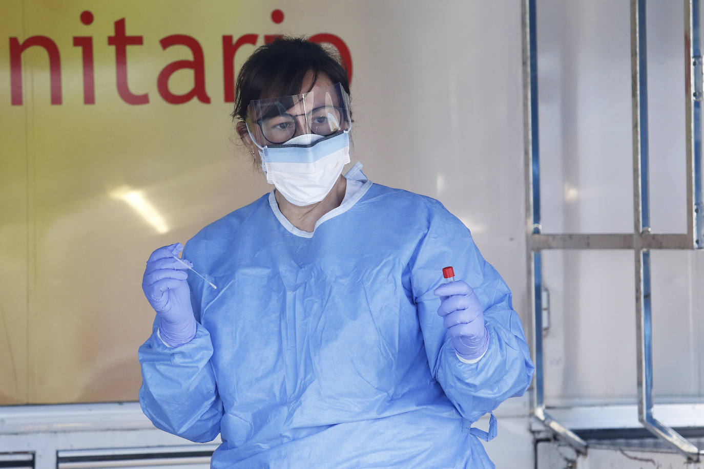 Los sospechosos de haber contraído el Covid-19 llegan en coche hasta el exterior del complejo hospitalario, donde personal del laboratorio les toma una muestra sin necesidad de que se bajen del vehículo.