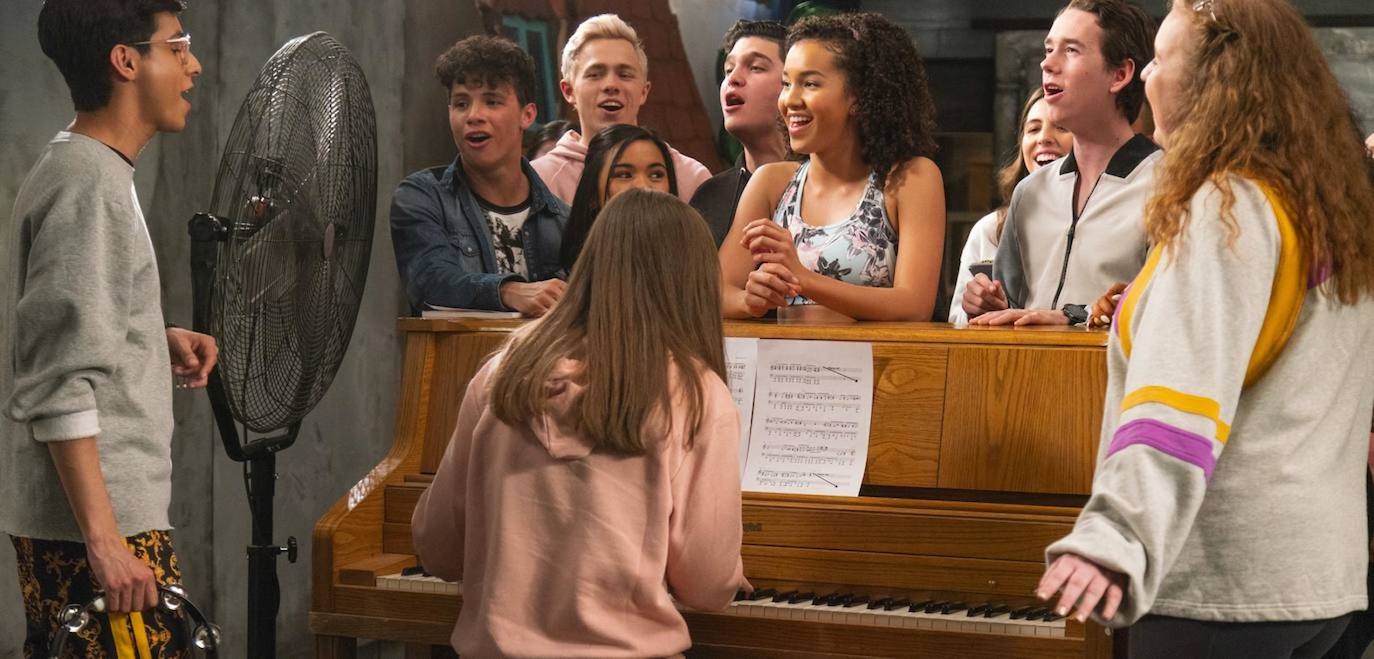 'High School Musical: El Musical: La Serie'. Una nueva era de chicos de instituto y su nueva profesora de interpretación tratan de reproducir la historia sobre el escenario cerca de quince años después de que se rodara allí la película original de Disney.