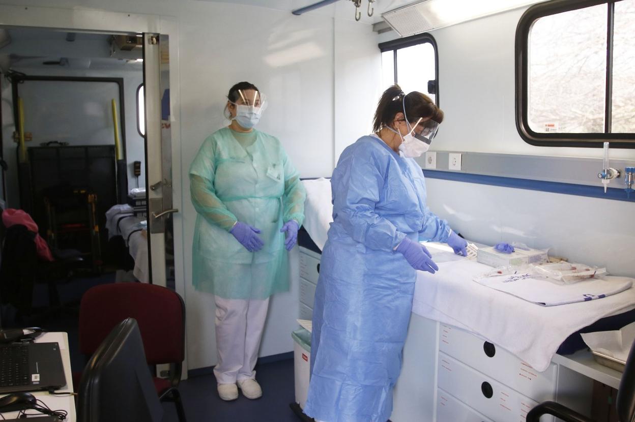 Laura y Susana, la auxiliar y la enfermera que se encargan de la toma de muestras para su posterior análisis. 
