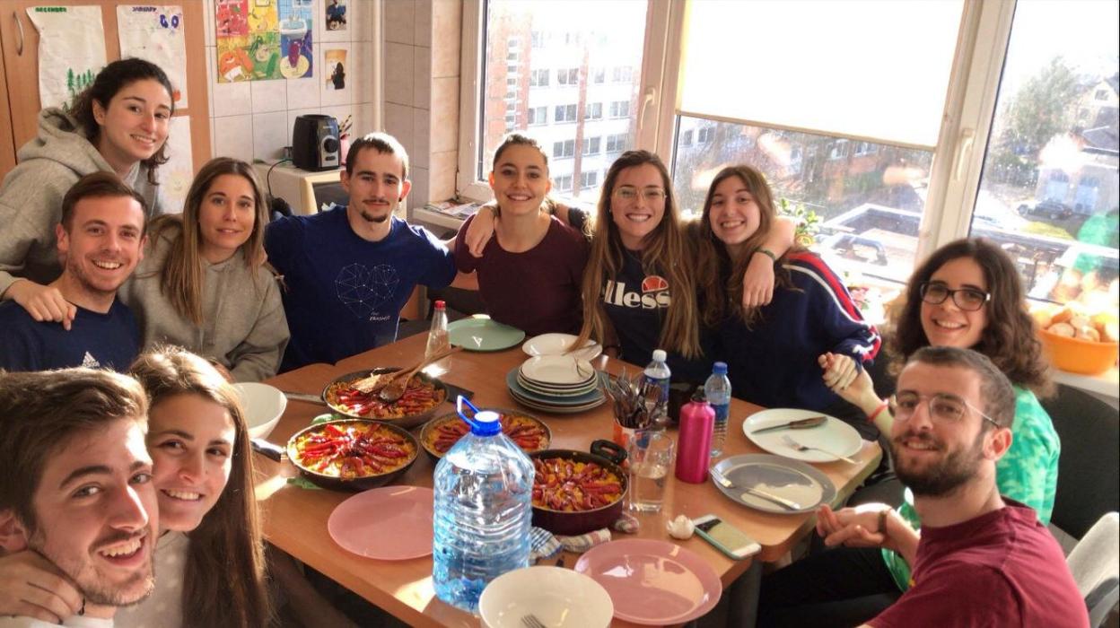 Valeria, segunda por la izquierda, y Claudia, la cuarta, de pie.