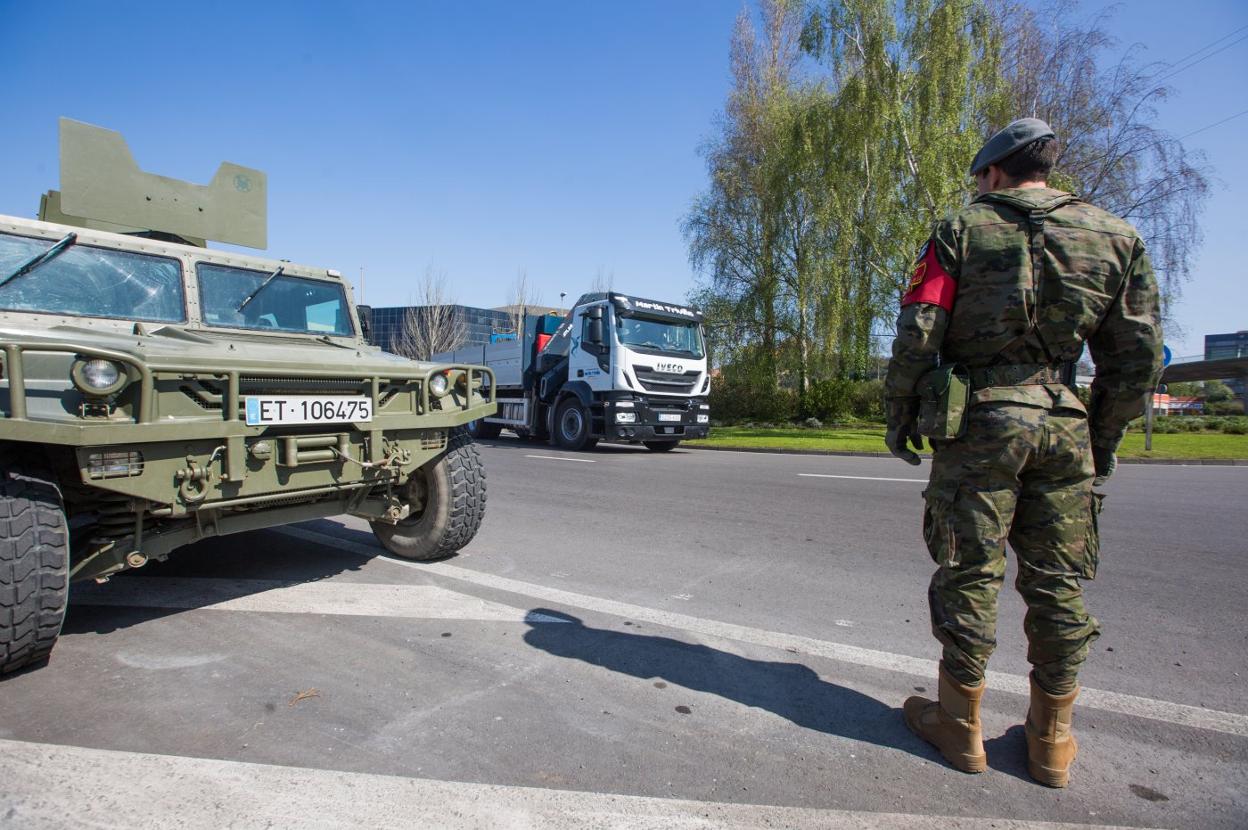 Unidades militares controlan la entrada y salida de vehículos en los accesos a la ciudad . 