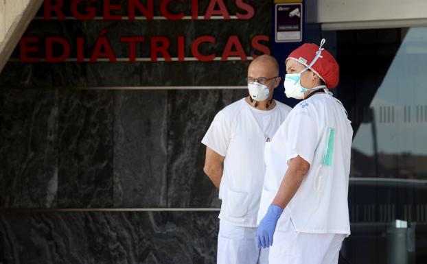 Dos sanitarios, en el Hospital Universitario Central de Asturias. 