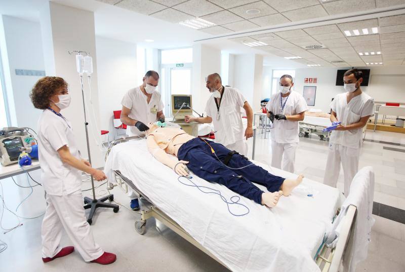 El Hospital Central de Asturias (HUCA) ha puesto en marcha este jueves un curso de formación dirigido a personal sanitario sobre el método de asistencia respiratoria mecánica en posición prona (boca abajo) del que se beneficiarán unos 150 profesionales vinculados al tratamiento de pacientes afectados por el COVID-19.