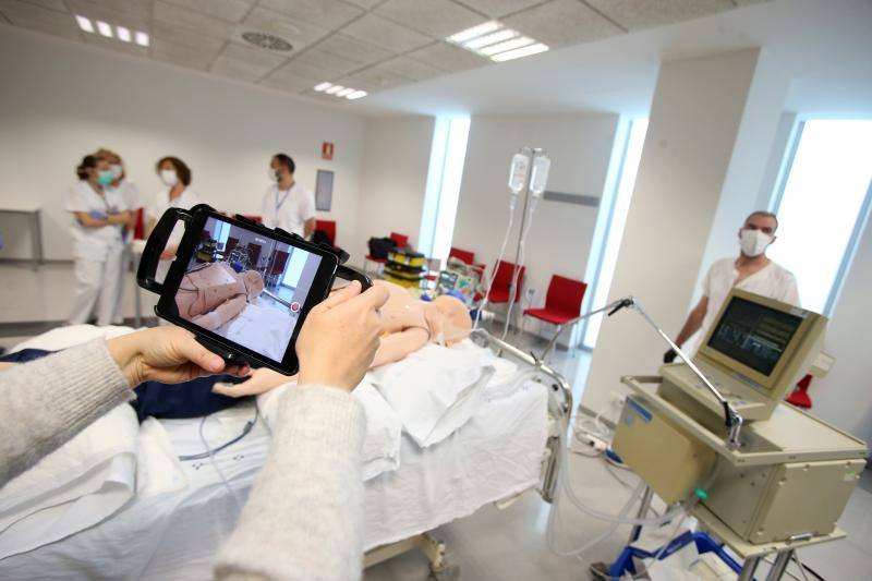 El Hospital Central de Asturias (HUCA) ha puesto en marcha este jueves un curso de formación dirigido a personal sanitario sobre el método de asistencia respiratoria mecánica en posición prona (boca abajo) del que se beneficiarán unos 150 profesionales vinculados al tratamiento de pacientes afectados por el COVID-19.