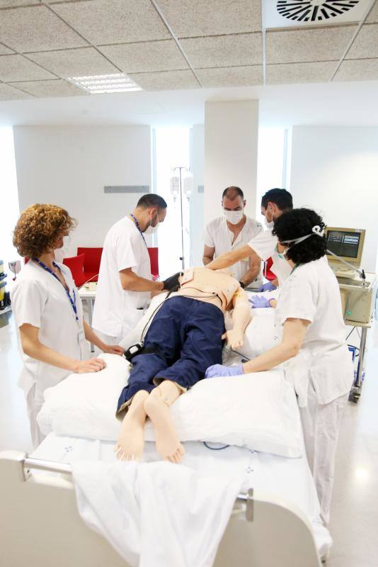 El Hospital Central de Asturias (HUCA) ha puesto en marcha este jueves un curso de formación dirigido a personal sanitario sobre el método de asistencia respiratoria mecánica en posición prona (boca abajo) del que se beneficiarán unos 150 profesionales vinculados al tratamiento de pacientes afectados por el COVID-19.