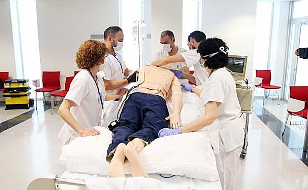 Sanitarios del HUCA, realizando prácticas de intubación boca abajo. 