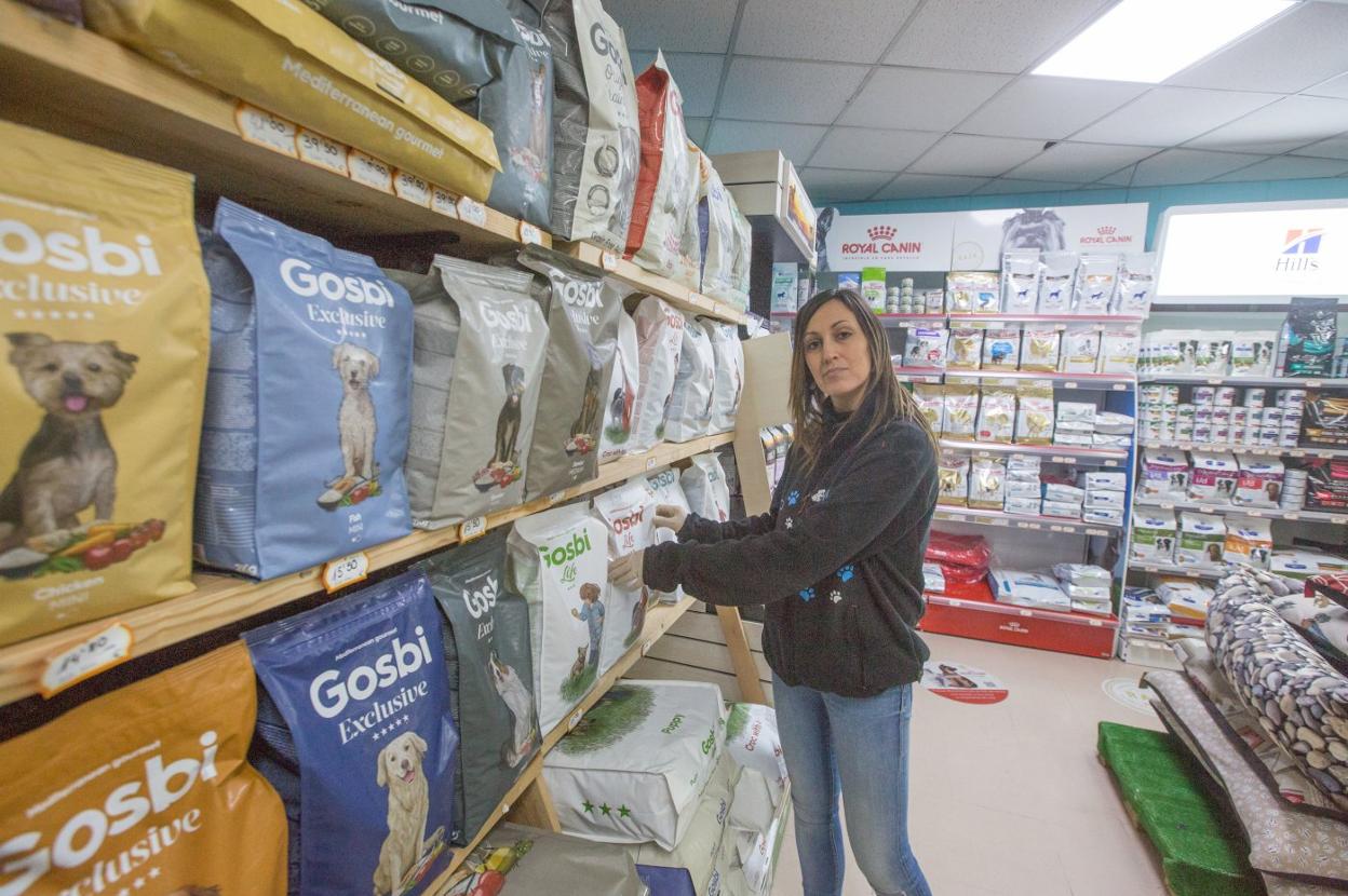 Beatriz Menéndez, con todas las baldas de su tienda bien surtidas. 