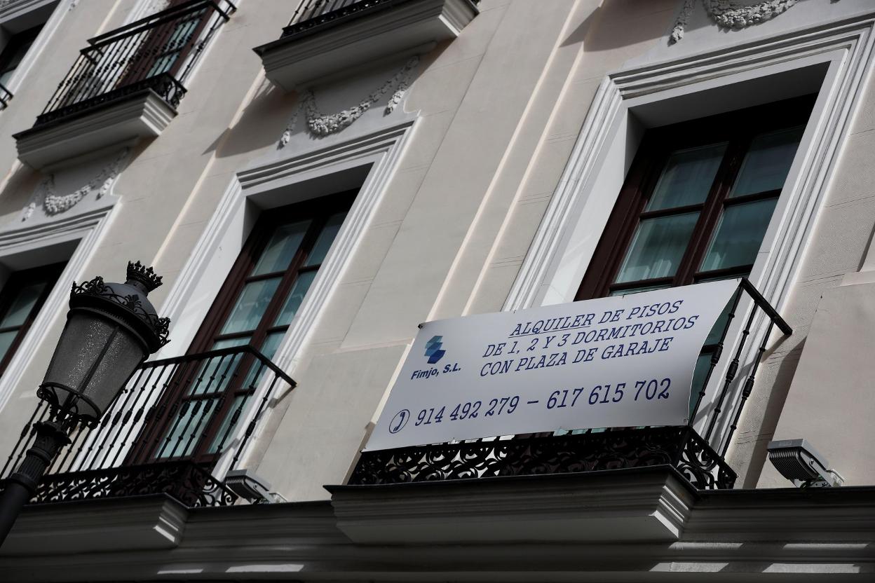 Cartel de alquiler de un piso en un bloque de viviendas. 