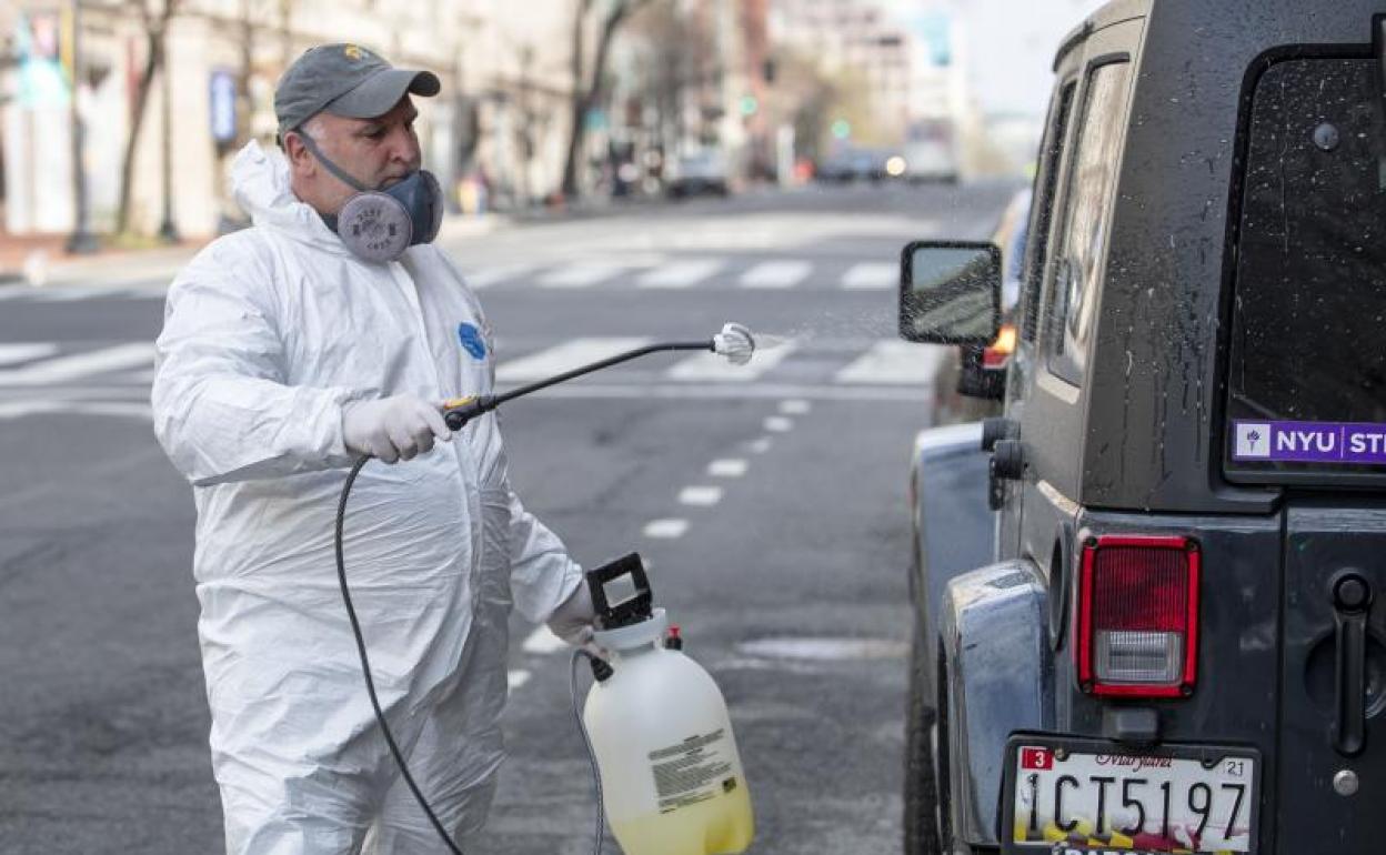 José Andrés desinfecta su coche en Washington, DC. 