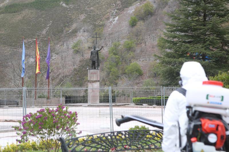 En la lucha contra el nuevo coronavirus no hay espacio que se libre de la lejía. Si en los últimos días se hizo habitual la imagen de personal enfundado en buzos de protección rociando con soluciones desinfectantes todo tipo de espacios, públicos y privados, ayer el escenario era el Santuario de Covadonga. Una estampa que pocos pudieron contemplar, pues el Real Sitio permanece prácticamente vacío, con la única excepción de los religiosos que allí residen y algunos trabajadores, desde la declaración del estado de alarma. Una estampa del todo inusual, más aún en esta época del año, que la presencia de un operario municipal pertrechado con un mono de protección, guantes, mascarilla y una mochila de fumigar hizo todavía más extraño.