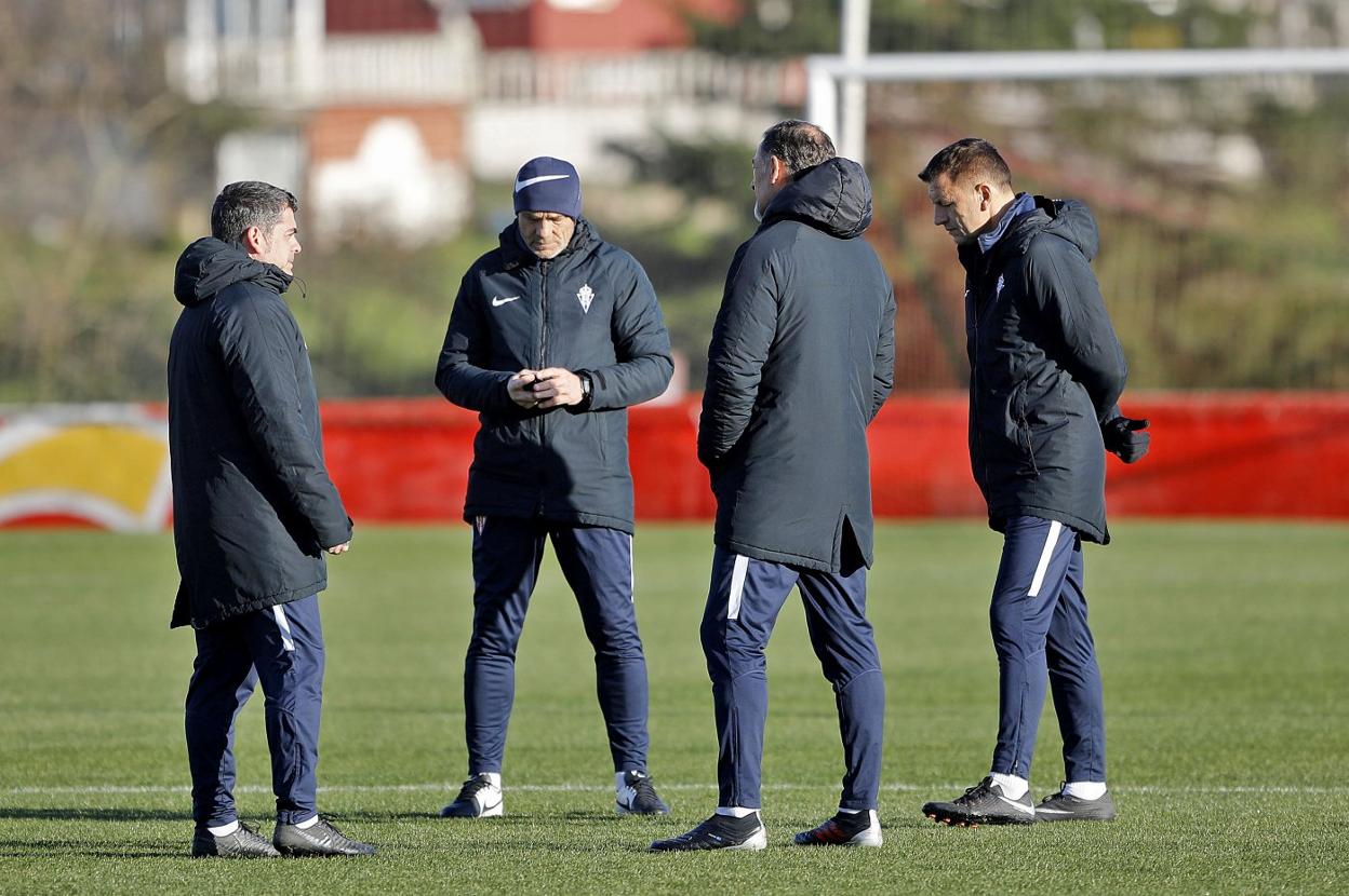 Miroslav Djukic, en un entrenamiento con el Sporting, con Javi López, Goran Pandurovic y Arturo Martínez Noval.