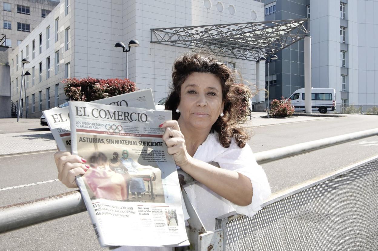 María sostiene EL COMERCIO a las puertas del Hospital de Cabueñes. 