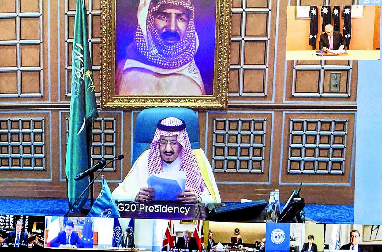El rey Salmán lee su intervención, seguida por videoconferencia por el resto de los líderes. 