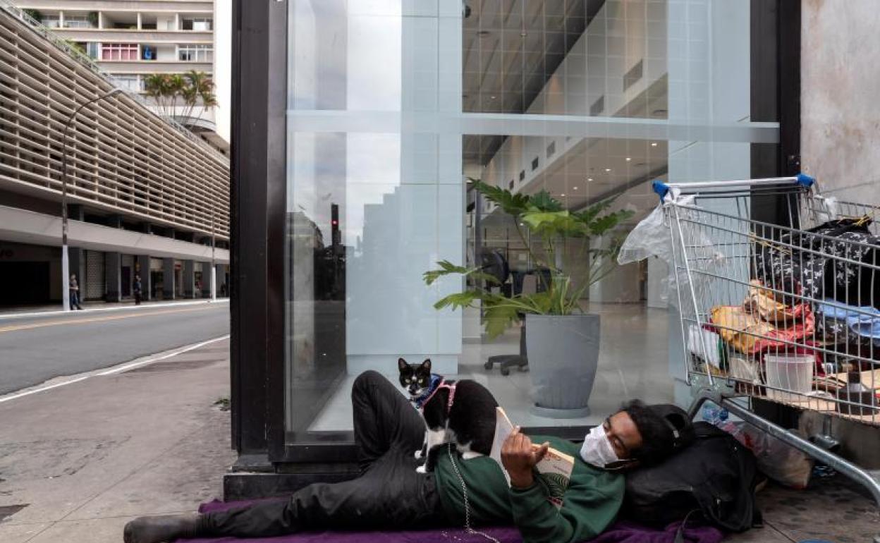 Un sin techo en Sao Paulo, Brasil. 