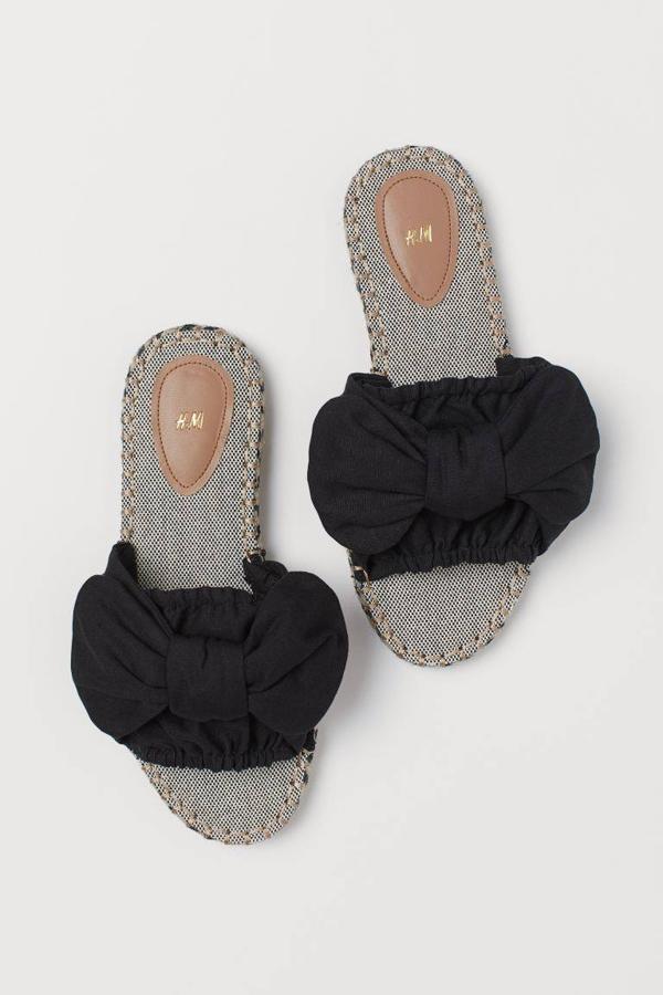 Sandalias abiertas con detalle de lazo en color negro de H&M, 19,99 euros.