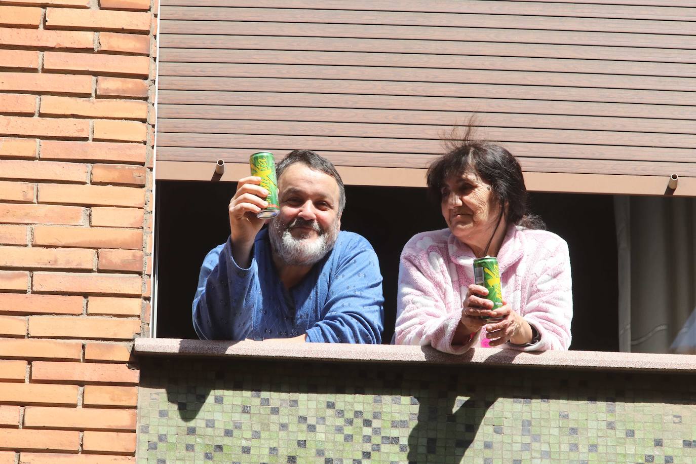 El confinamiento por el coronavirus obliga a reinventar técnicas de socialización. Tanto los asturianos como el resto de españoles no dudan en asomarse al balcón para ver algún rayo de sol, leer o, incluso, tomar el vermú con los vecinos. 