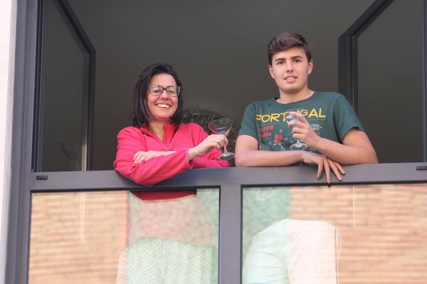 El confinamiento por el coronavirus obliga a reinventar técnicas de socialización. Tanto los asturianos como el resto de españoles no dudan en asomarse al balcón para ver algún rayo de sol, leer o, incluso, tomar el vermú con los vecinos. 