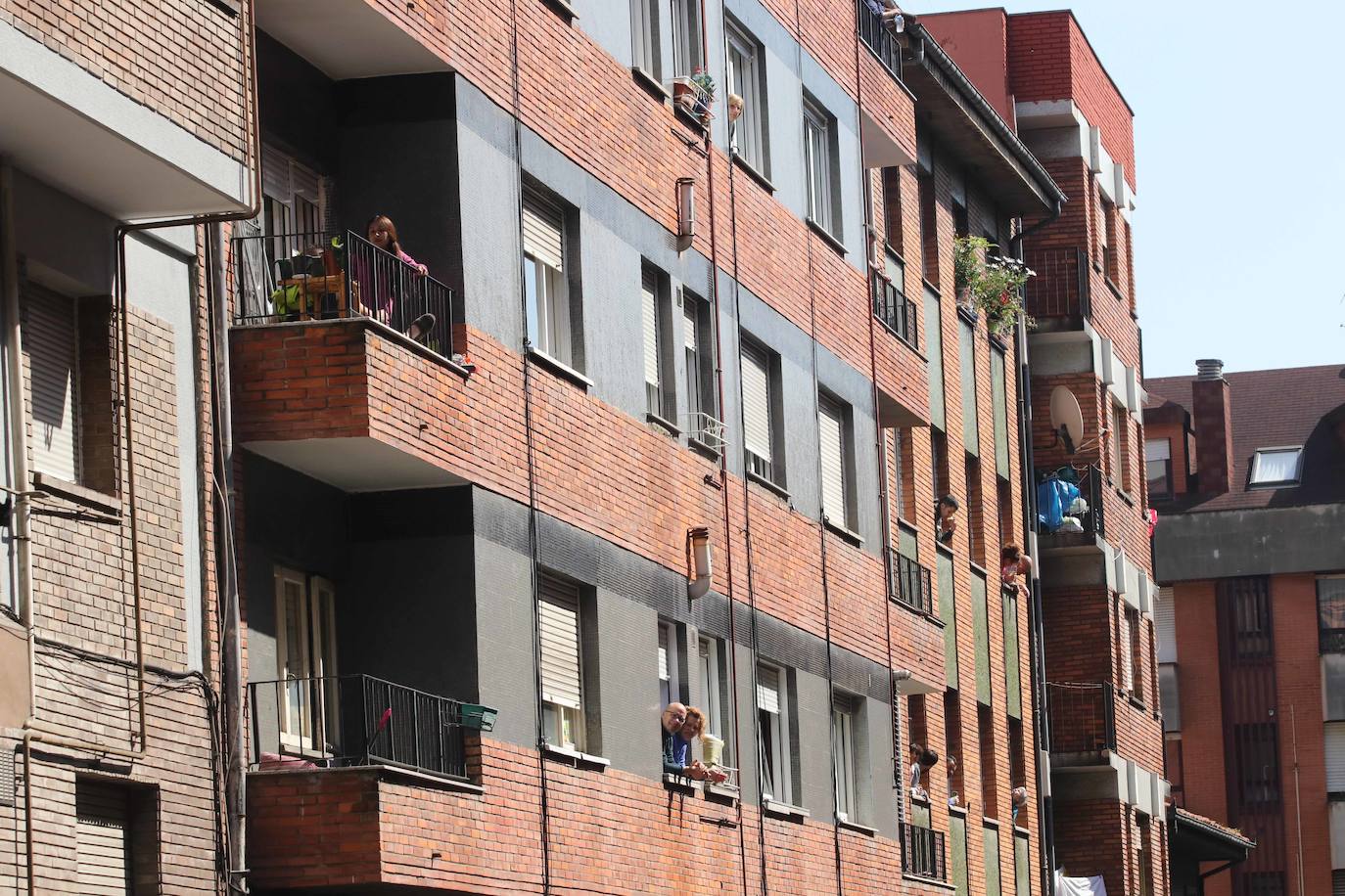 Los ovetenses salieron este mediodía a las ventanas y terrazas para celebrar una peculiar sesión vermú.