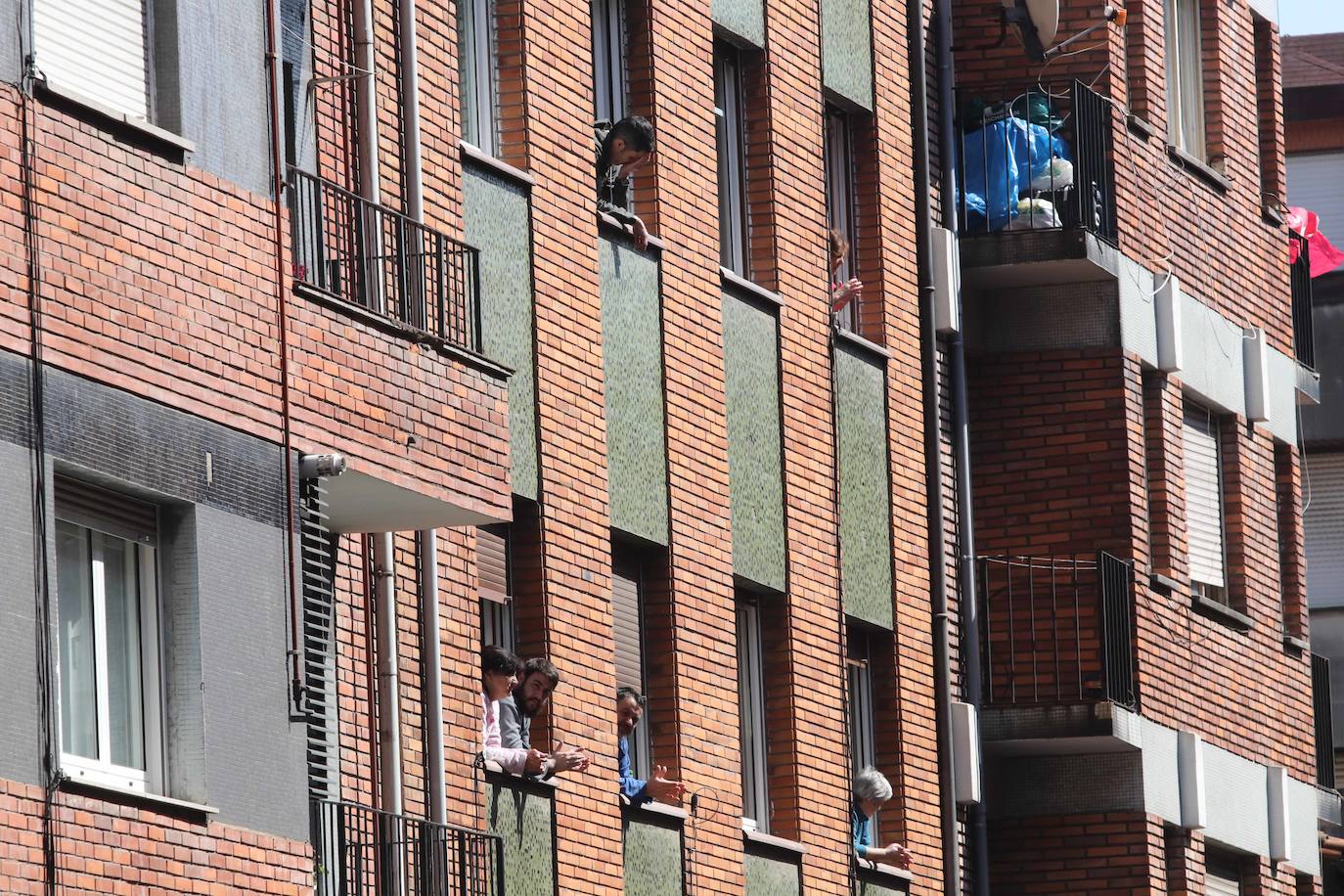 Los ovetenses salieron este mediodía a las ventanas y terrazas para celebrar una peculiar sesión vermú.