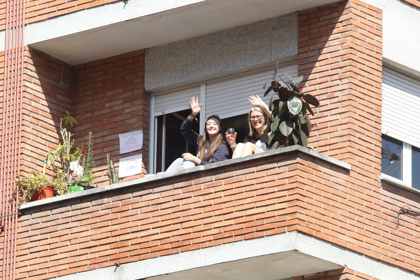 Los ovetenses salieron este mediodía a las ventanas y terrazas para celebrar una peculiar sesión vermú.